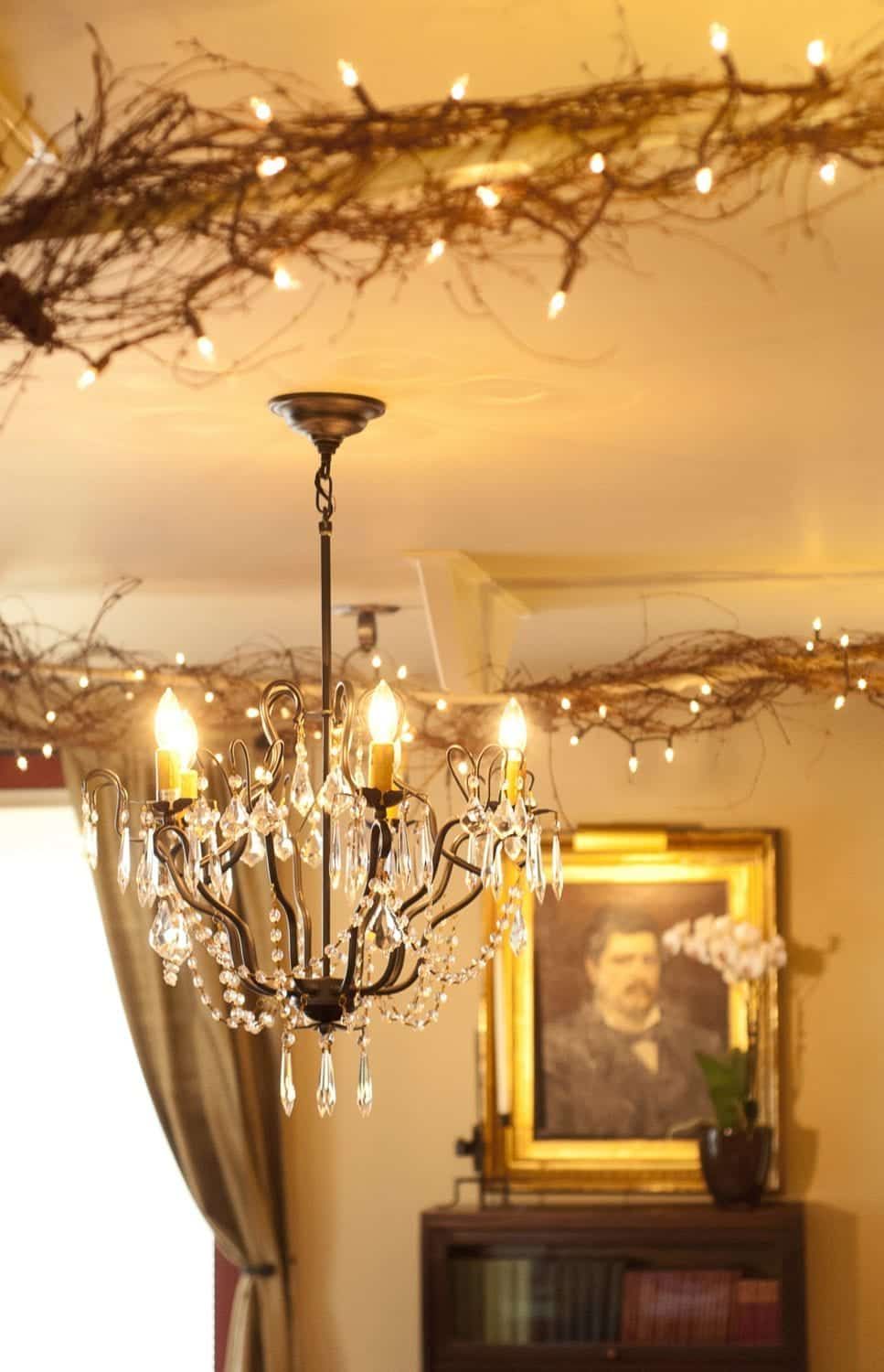 A living room with a chandelier hanging from the ceiling.